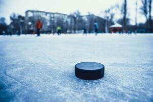 hockey puck lögner på de snö makro foto