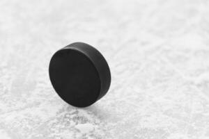 hockey puck lögner på de snö närbild foto