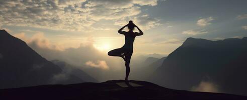 ai genererad silhuett av en kvinna praktiserande yoga i de topp med berg bakgrund. ai genererad foto