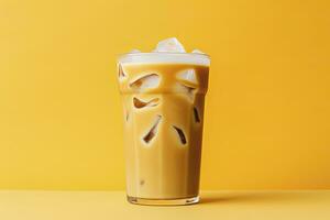 ai genererad iced latte på gul bakgrund. ai genererad foto