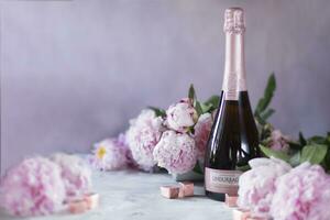 som, belgien 8 juni 2020, undurraga rosa torr champagne med pioner foto