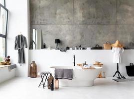 inredning i ett modernt badrum med separat badkar
