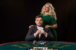 poker spelare som visar en par av ess foto