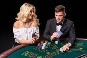 se av ung, självsäker, man med de lady medan han är spelar poker spel. foto