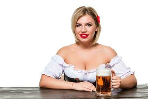 skön ung blond flicka av oktoberfest öl ölkrus foto