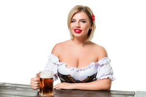 skön ung blond flicka av oktoberfest öl ölkrus foto