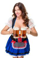 skön ung brunett flicka av oktoberfest öl ölkrus foto