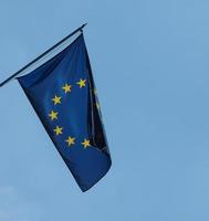 Europeiska unionens flagga över blå himmel foto