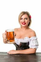 skön ung blond flicka av oktoberfest öl ölkrus foto