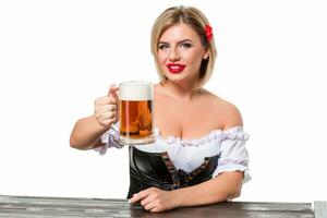 skön ung blond flicka av oktoberfest öl ölkrus foto