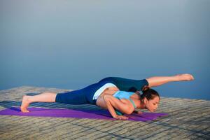 flicka håller på med yoga övning foto