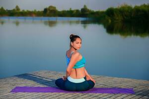 flicka håller på med yoga övning foto