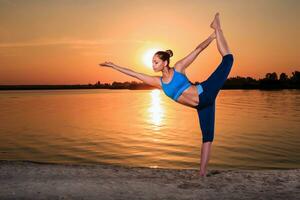 yoga på solnedgång på de strand. foto