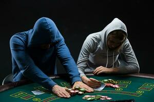 poker spelare Sammanträde på poker tabell och gående all-in foto