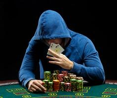 poker spelare som visar en par av ess foto