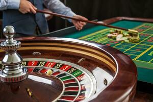 roulett och pålar av hasardspel pommes frites på en grön tabell. foto
