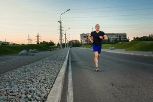 full längd porträtt av atletisk man löpning foto