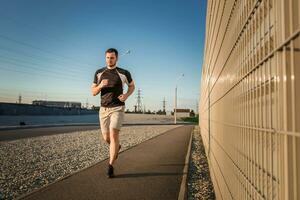 full längd porträtt av atletisk man löpning foto