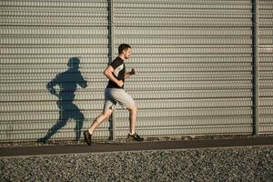 full längd porträtt av atletisk man löpning foto