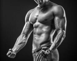 bild av mycket muskulös man Framställ med naken torso foto