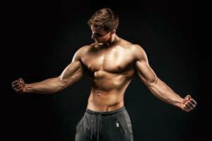 fantastisk muskulös man som visar perfekt magmuskler, axlar, biceps, tr foto
