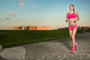 löpning kvinna. löpare joggning i solig natur. foto