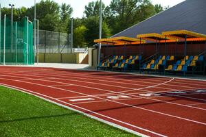 röd löpband på de stadion med de numrering foto