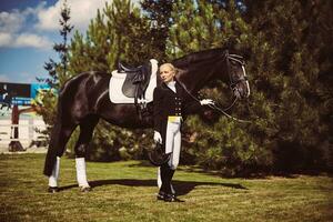 kvinna jockey med hans häst foto