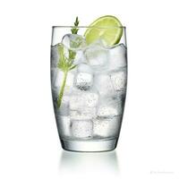 ai genererad gin tonic glas av vatten med is isolerat på vit bakgrund. ai genererad foto