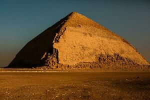 känd egyptisk pyramider av giza. landskap i egypten. pyramid i öken. afrika. undra av de värld foto