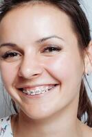 ung kvinna porträtt med tandställningar naturliga foto