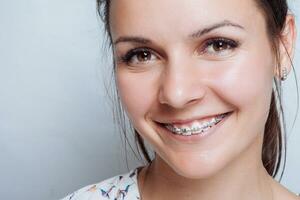 ung kvinna porträtt med tandställningar naturliga foto