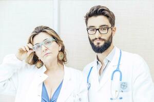 par av doktorer i sjukhus foto