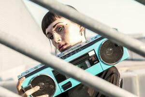 ung kvinna sångare rap caucasian tatuerade Framställ med en radio foto