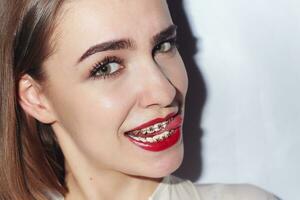 ung kvinna porträtt med dental tandställning foto