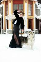 ung kvinna med Varg hund i snö foto