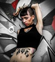 rebell tatuerade flicka visar handklovar foto