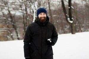 skäggig kille spelar snöbollar foto