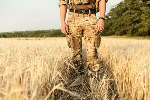 soldat man stående mot en fält foto