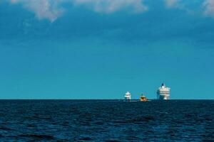 vit kryssning liner långt i hav. Turné resa och spa tjänster foto