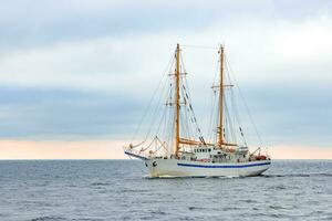 vit segling fartyg kommande från baltic hav, Europa foto