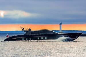 svart elit hastighet motor båt rör på sig snabb från baltic hav foto