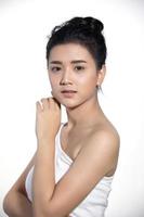 skönhet asiatiska kvinnor mode perfekt hud porträtt och leende ung kvinna på vit bakgrund. foto