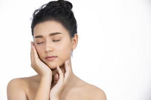 asiatiska kvinnor vackra med ren frisk hud röra eget ansikte. ansiktsbehandling . kosmetologi, skönhet och spa