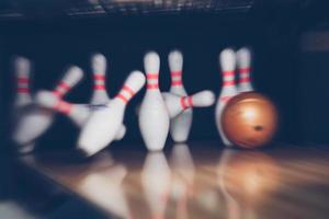 rörelseoskärpa av bowlingbollar kittlar på spelplanen foto