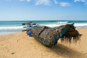 bild av båt på de strand i sri lanka. foto