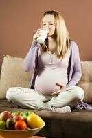 gravid kvinna dricka mjölk foto