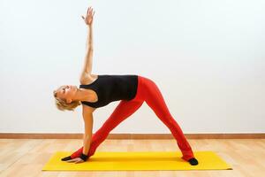 kvinna som tränar yoga foto