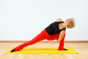 kvinna som tränar yoga foto