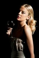 elegant kvinna med glas av vin foto